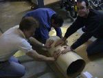 Ein Lage Balsaholz wird aufgetragen