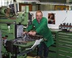 Herbert ist fr die exakten Metallbearbeitungen besorgt / Herbert takes care of our exact mechanics